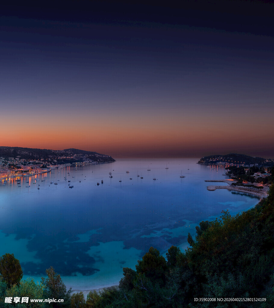 海边暮色下的静谧蓝色海域