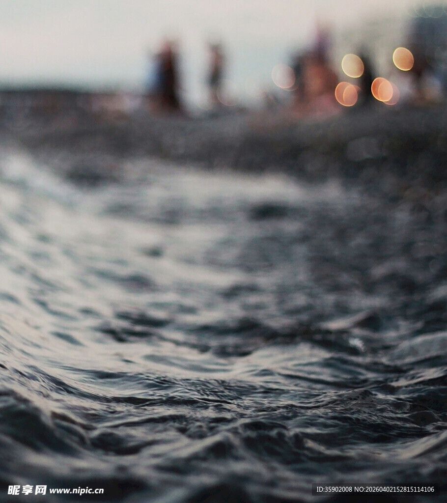 海边夜色下的粼粼波光