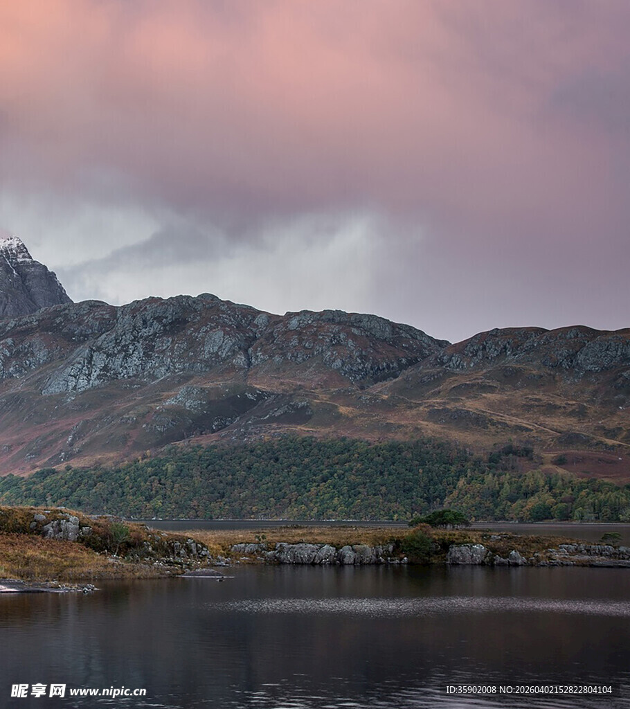 湖畔山峦间的梦幻霞光