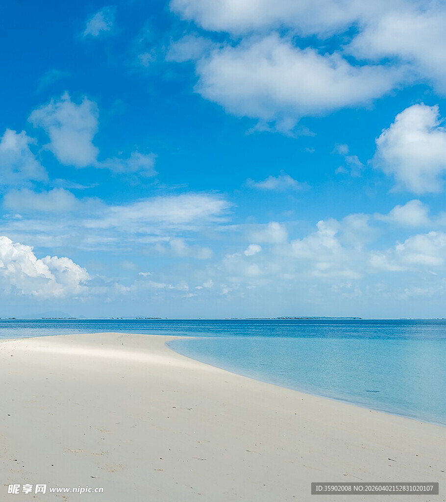 美丽的海滩与蔚蓝天空