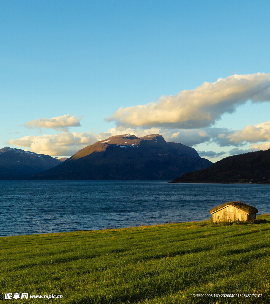 湖畔草地小屋的美丽风光