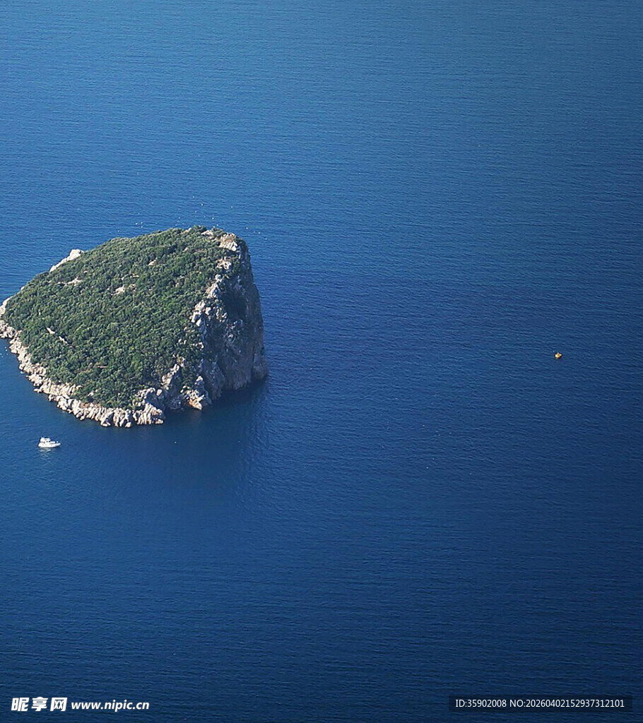 海中孤岛绿意盎然