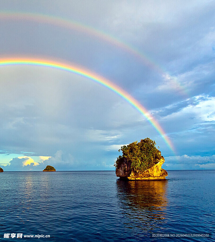 海上孤岩伴彩虹美景