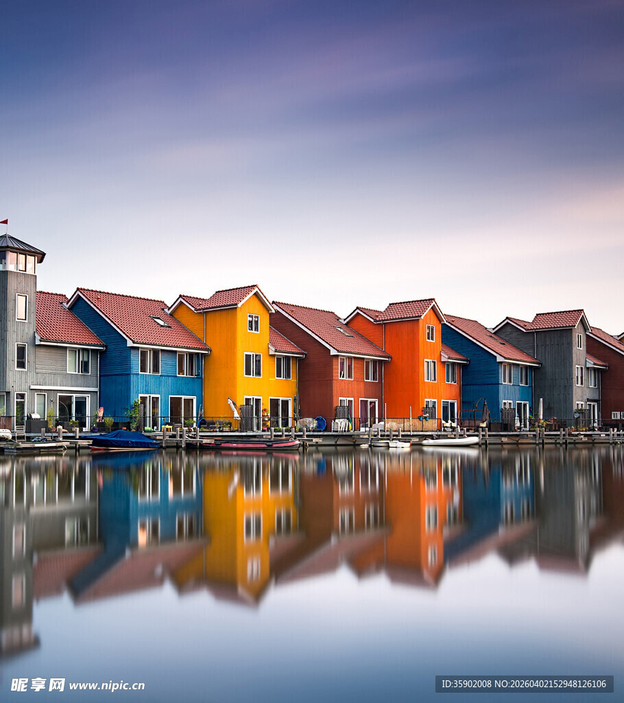 多彩临河小屋的静谧倒影