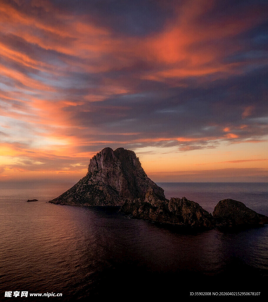 海上孤峰映绚丽晚霞