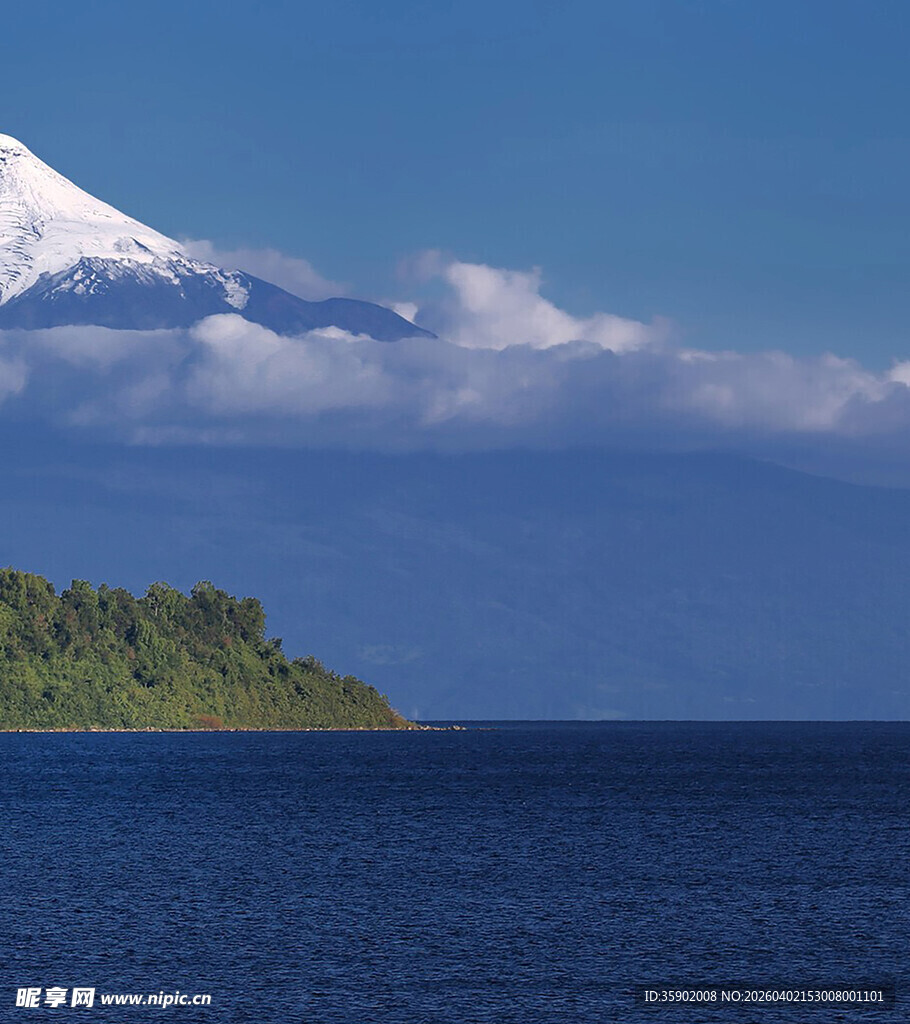 海上青山伴雪峰美景