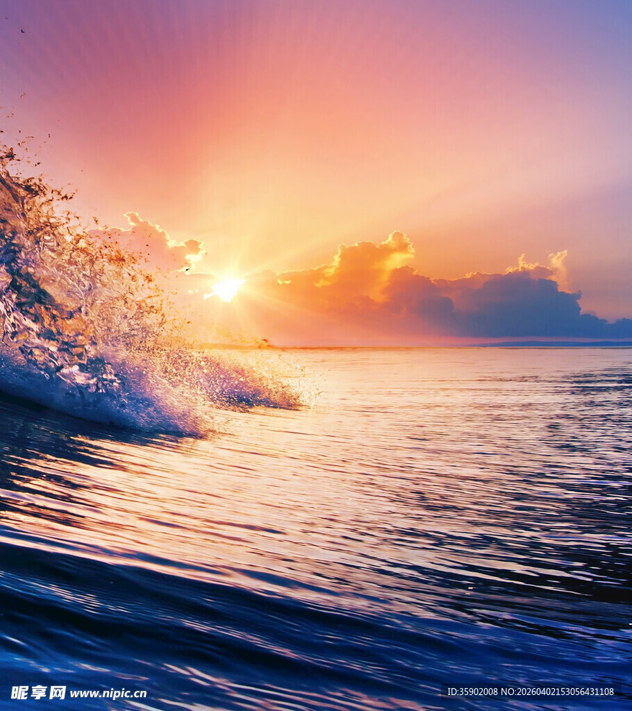 海上日出浪花翻涌美景