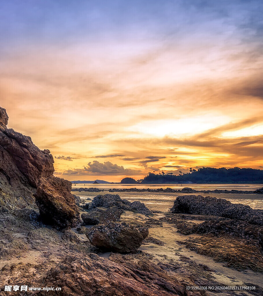 海边日落时的岩石美景
