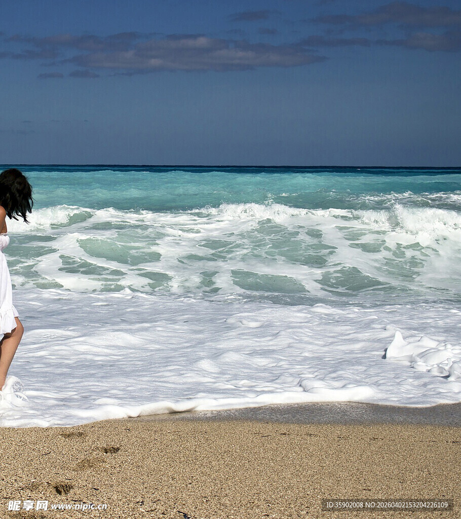 女子于海边沙滩漫步赏景