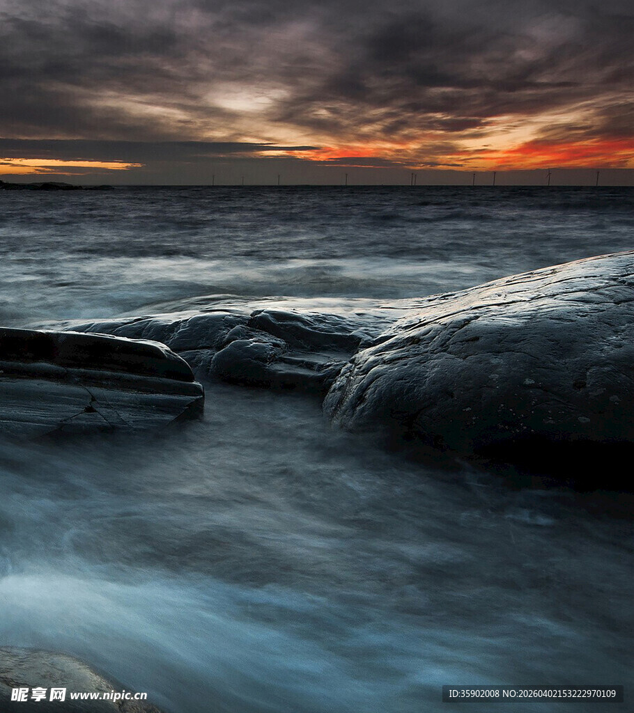 海边日落时的礁石与海浪