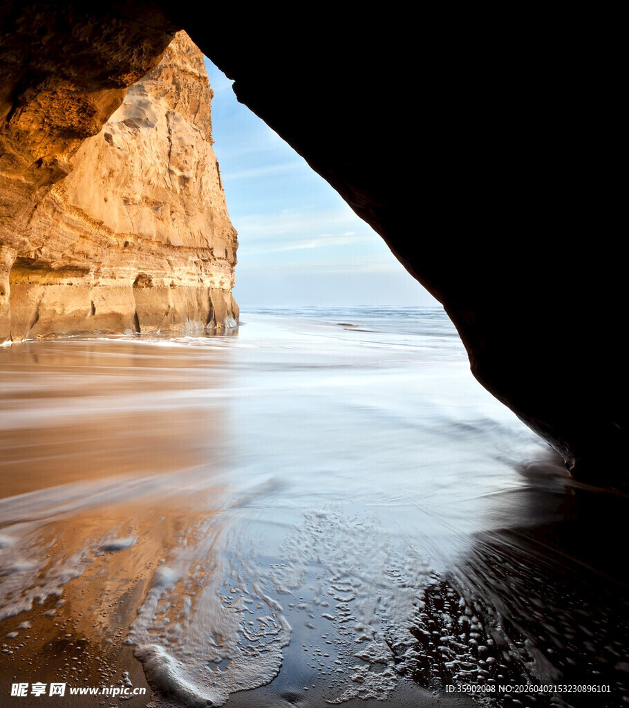 海边洞穴下的静谧沙滩