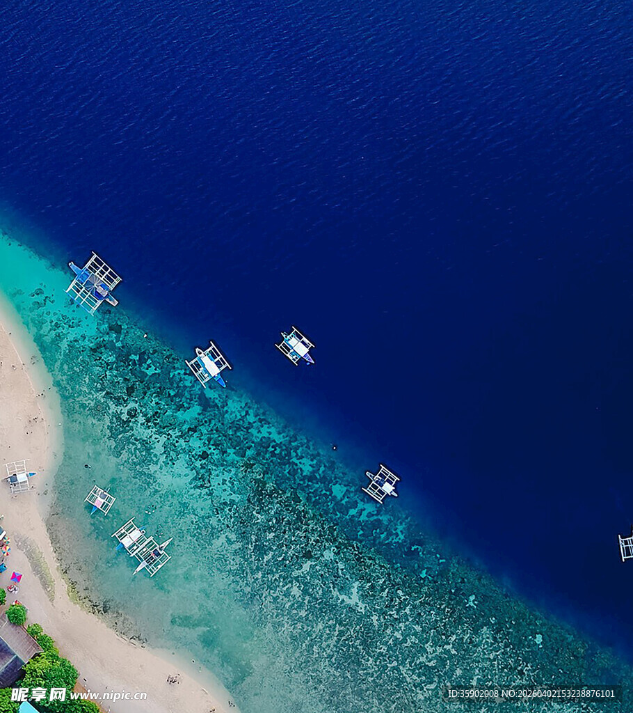 美丽海岛海景与停泊船只