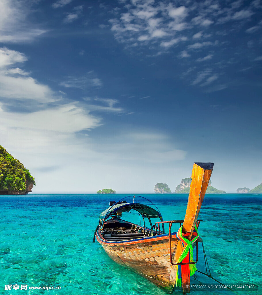 碧海蓝天中的传统长尾船