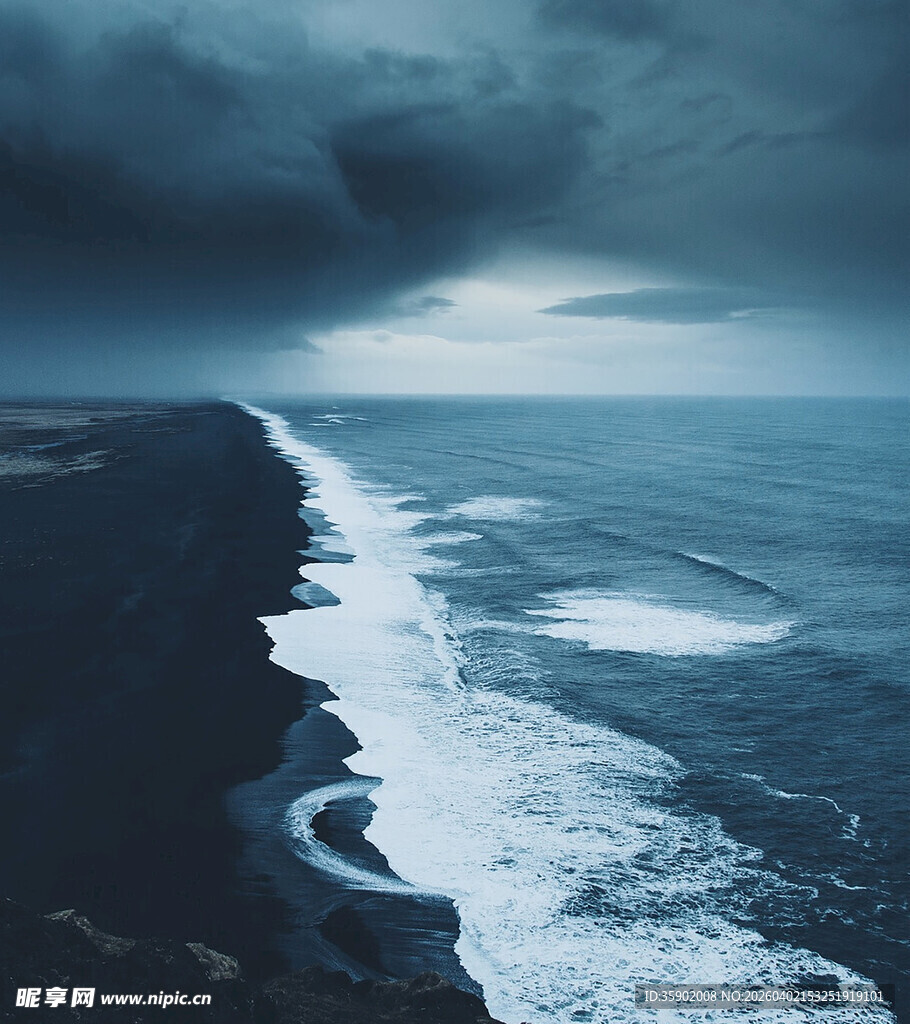 阴沉海岸海浪翻涌