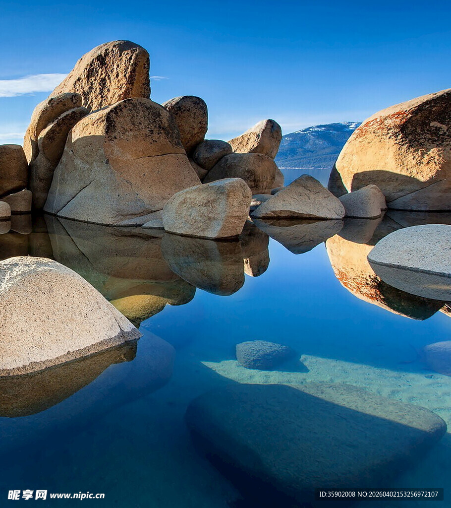 静谧湖景中的奇异岩石