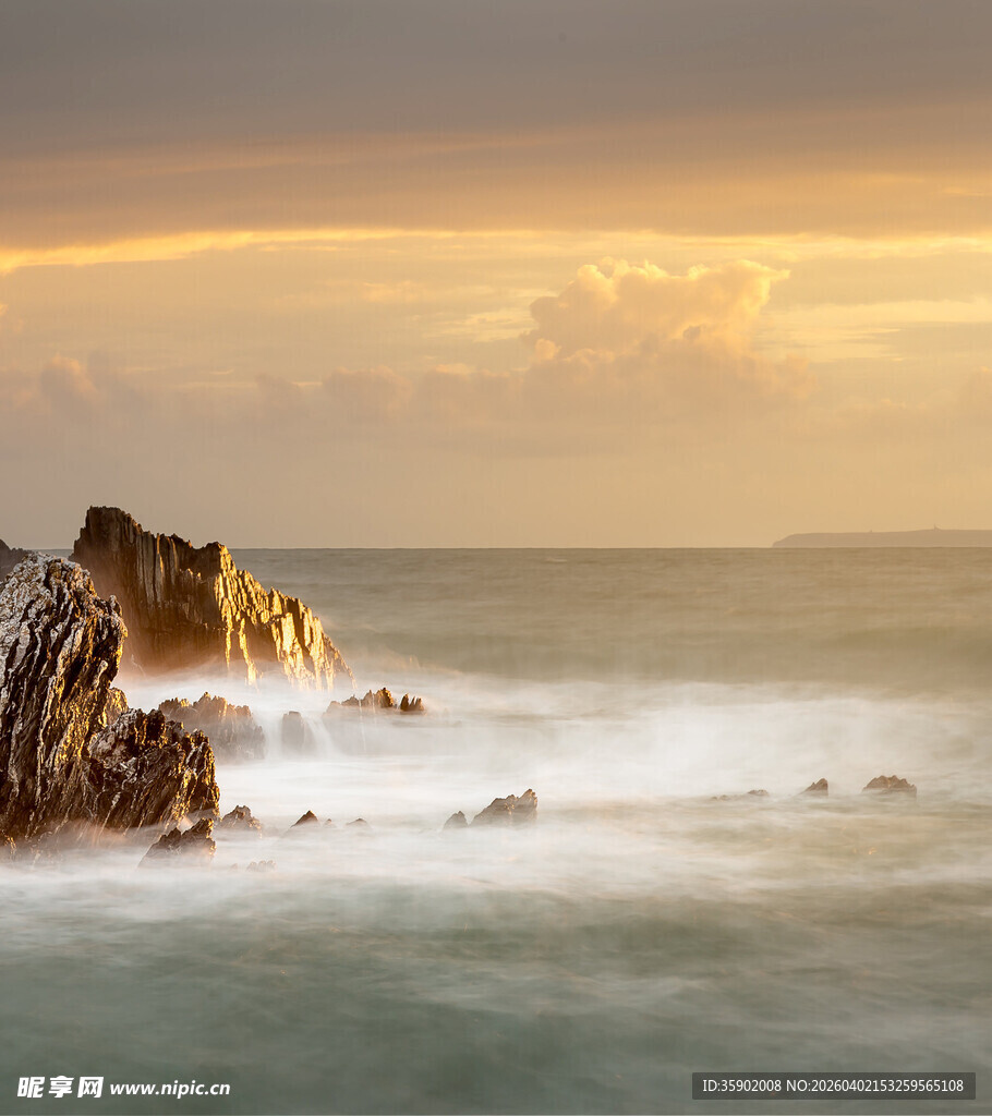 海边日落时的礁石与海浪