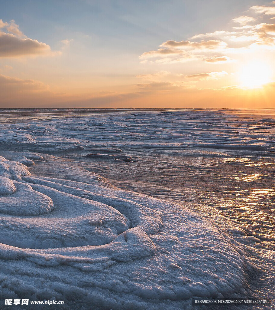 冬日海边冰雪覆盖的美景