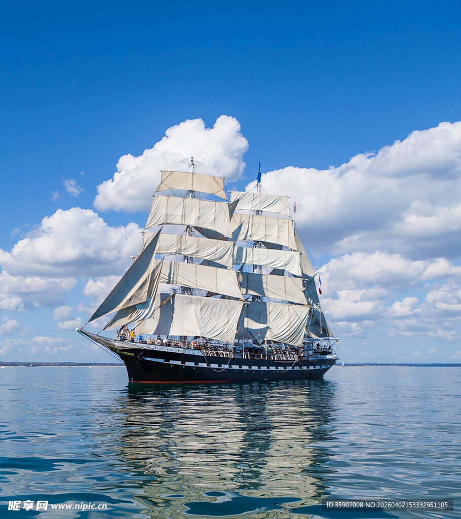 海上航行的古典帆船