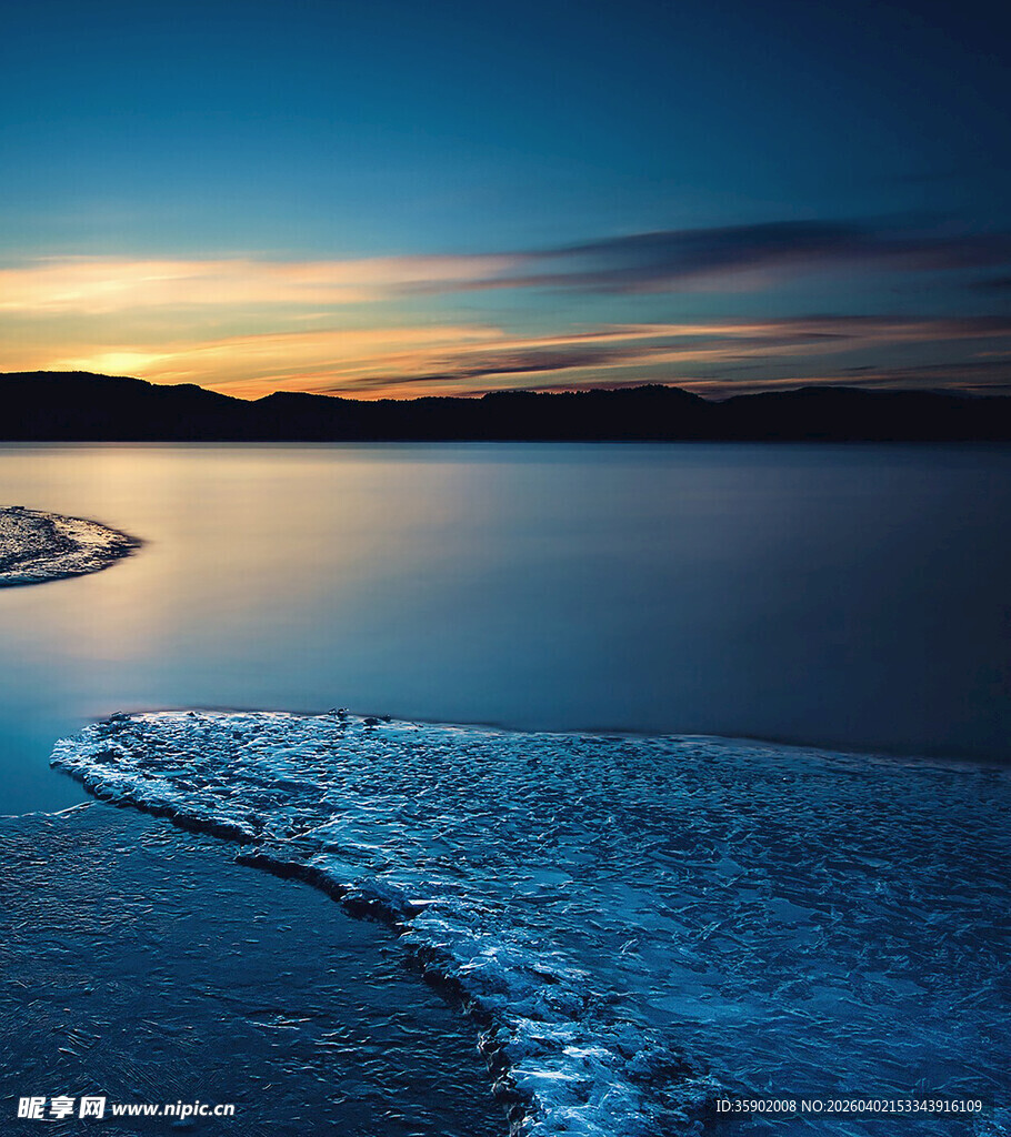 海边暮色宁静的水与岸