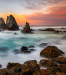 海边日落时的礁石美景