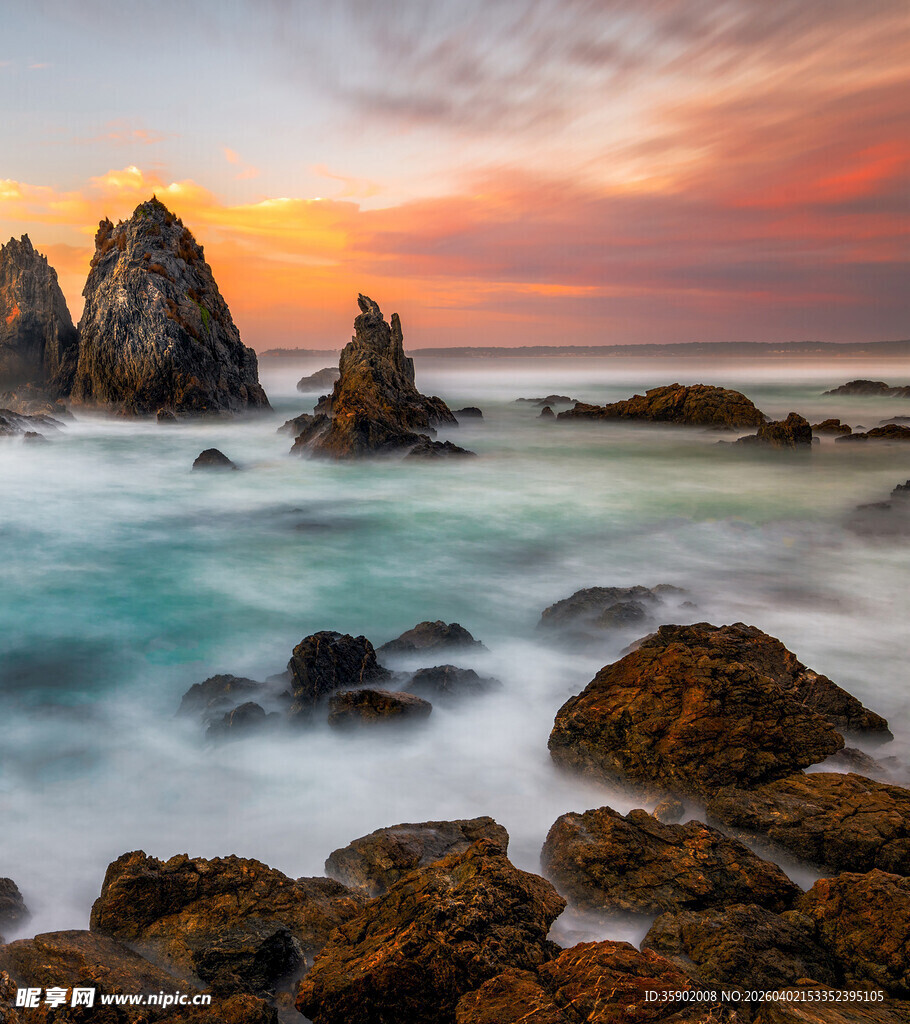 海边日落时的礁石美景