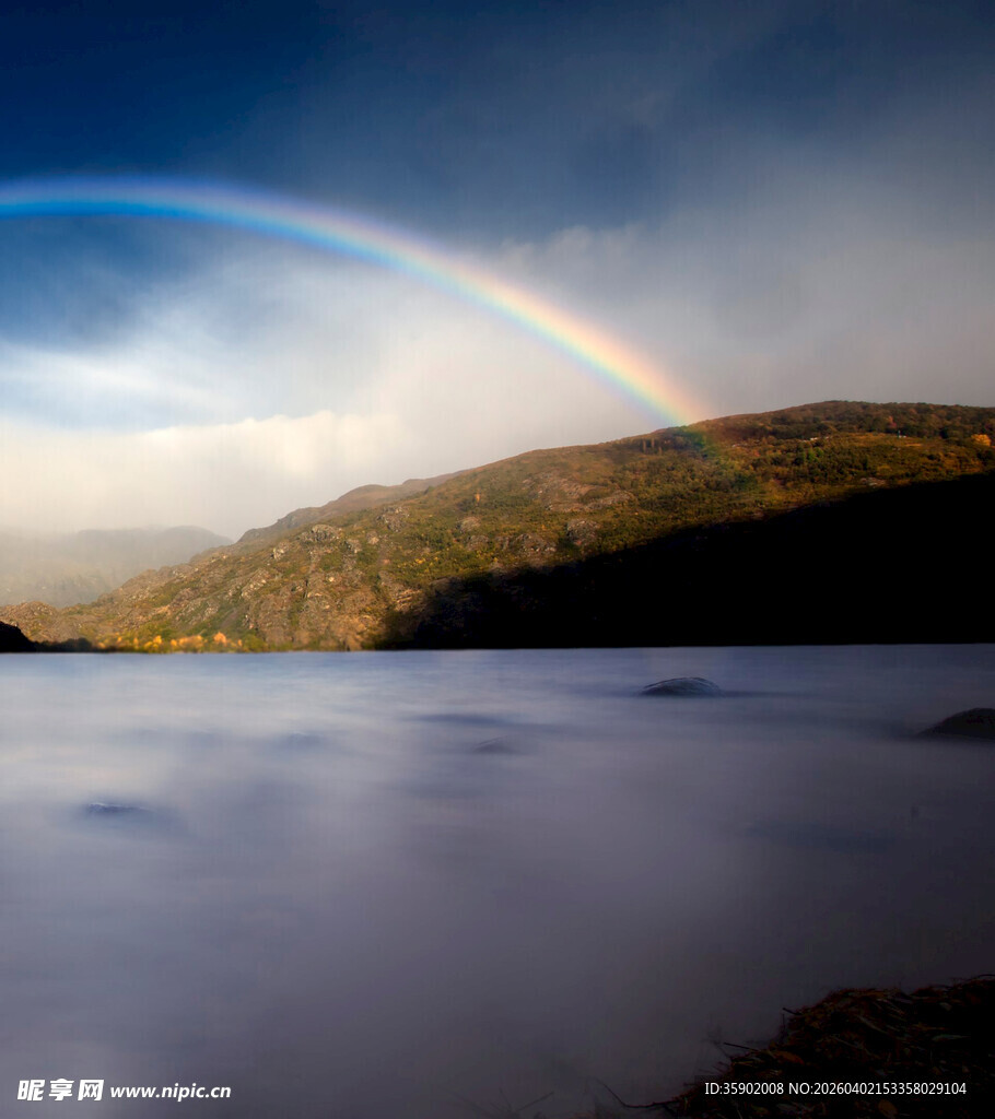 湖畔彩虹美景