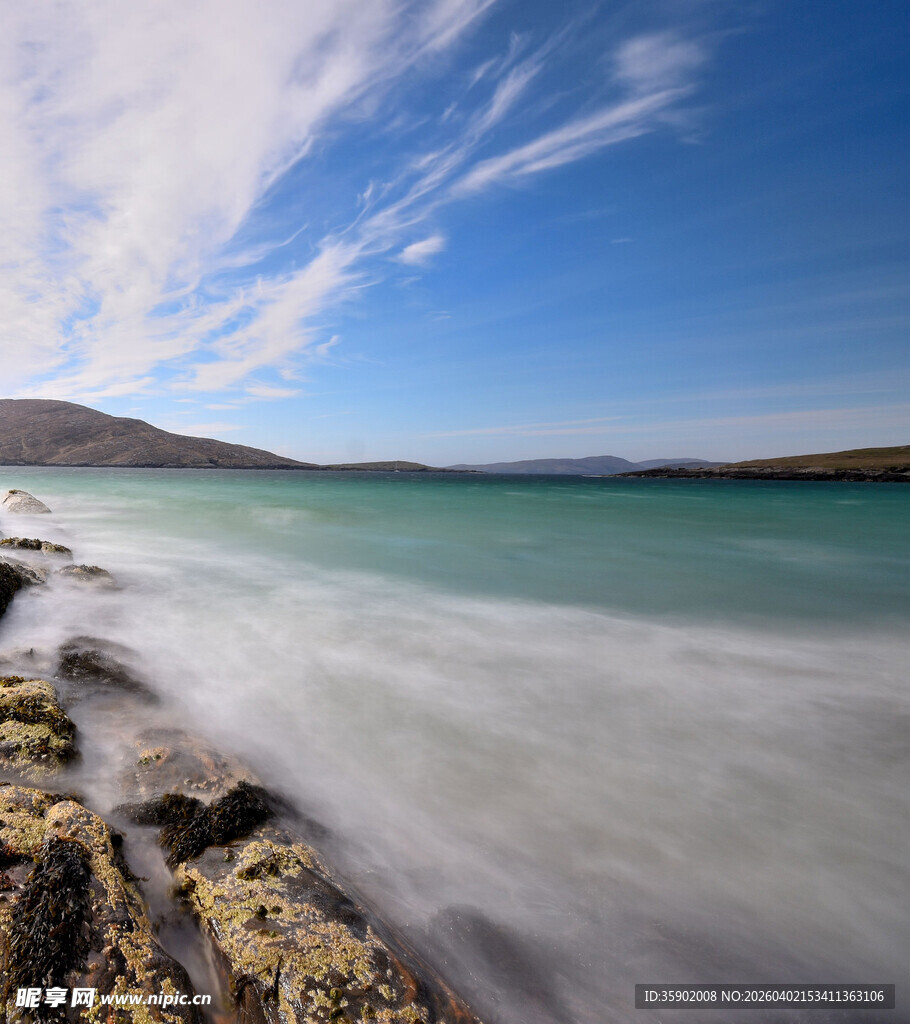 海边美景海浪轻拍岩石