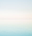 宁静海面与淡蓝天际