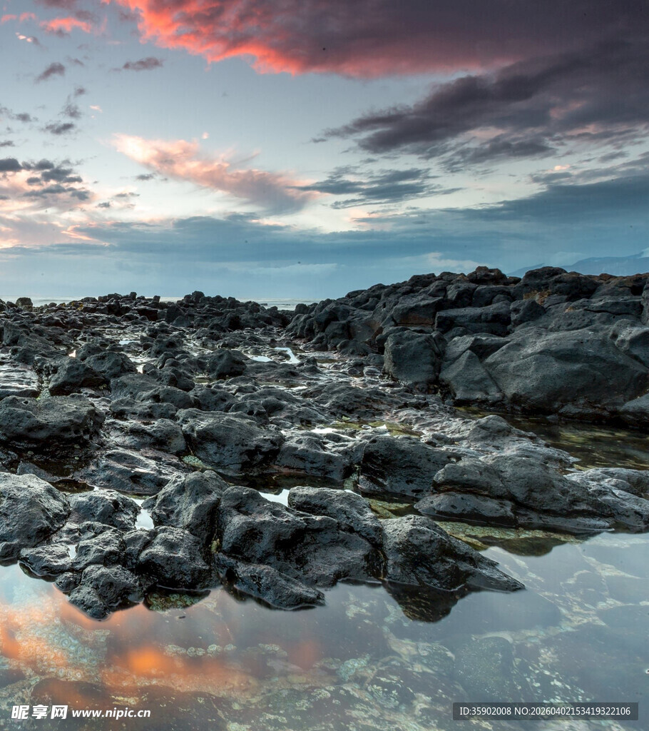 海边礁石与绚烂天空美景