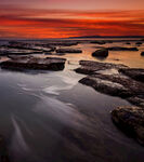 日落时分的海边礁石美景