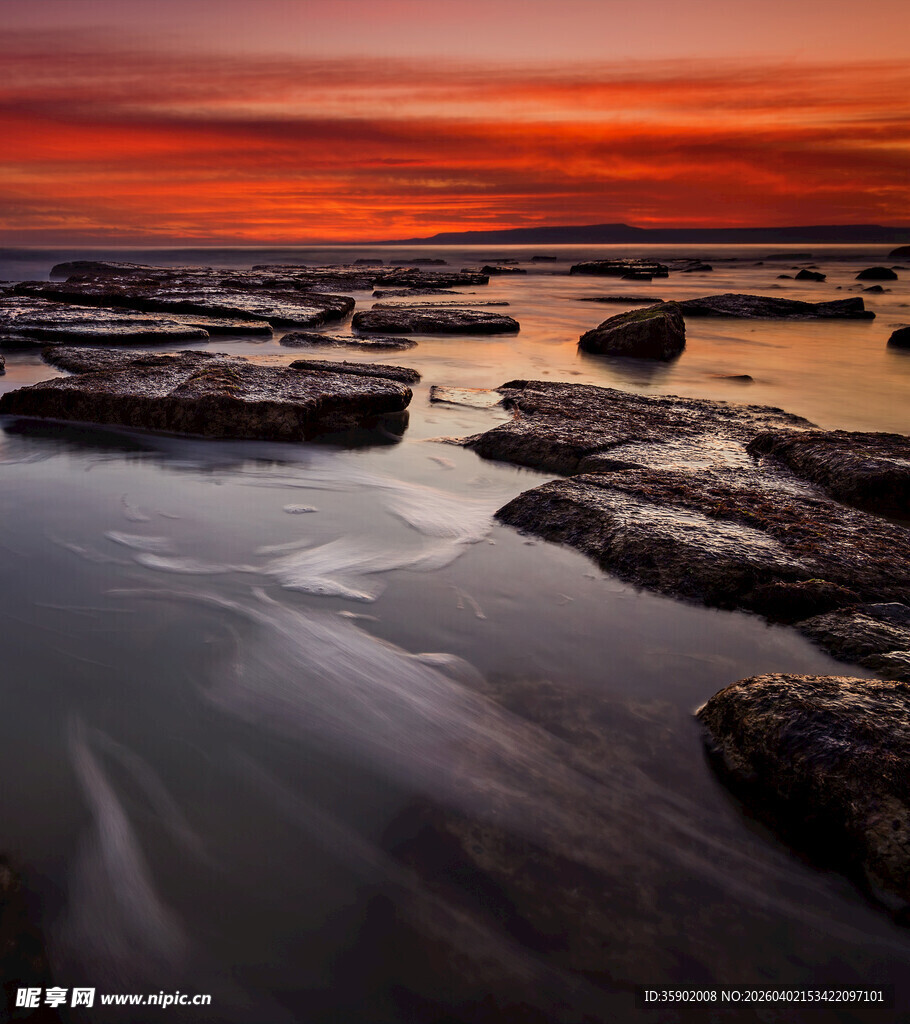日落时分的海边礁石美景