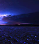 夜空下的闪电与冰冻大地