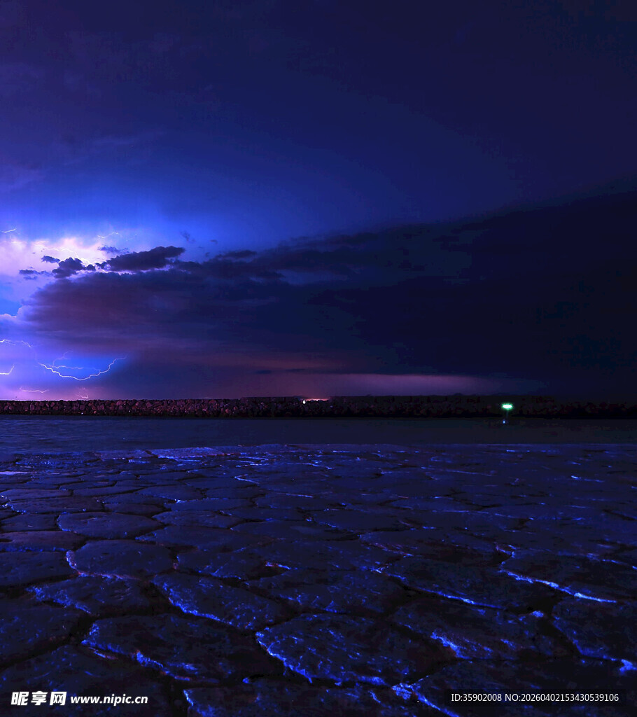 夜空下的闪电与冰冻大地