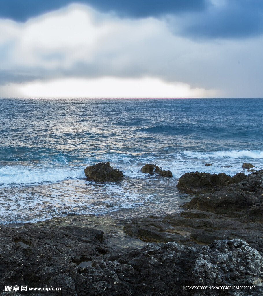 海边礁石与翻涌海浪