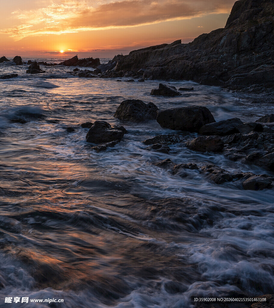 海边日落时的礁石与海浪