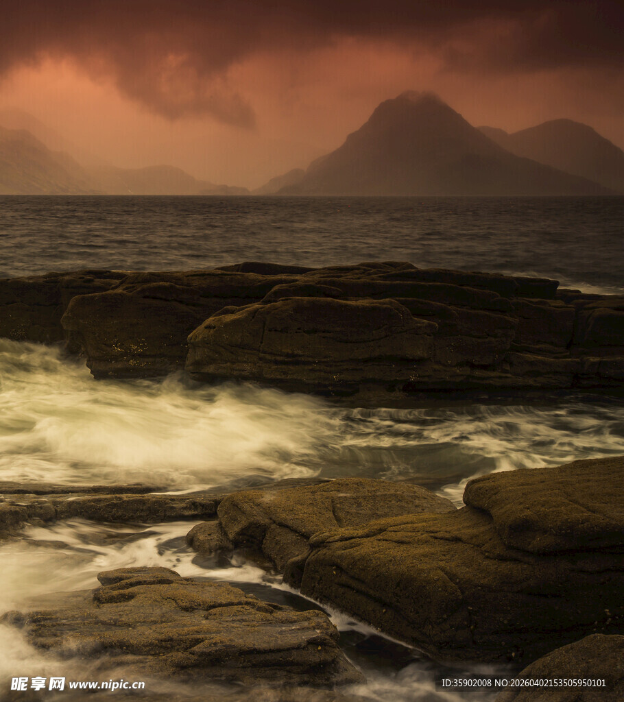 黄昏海岸海浪拍击嶙峋礁石