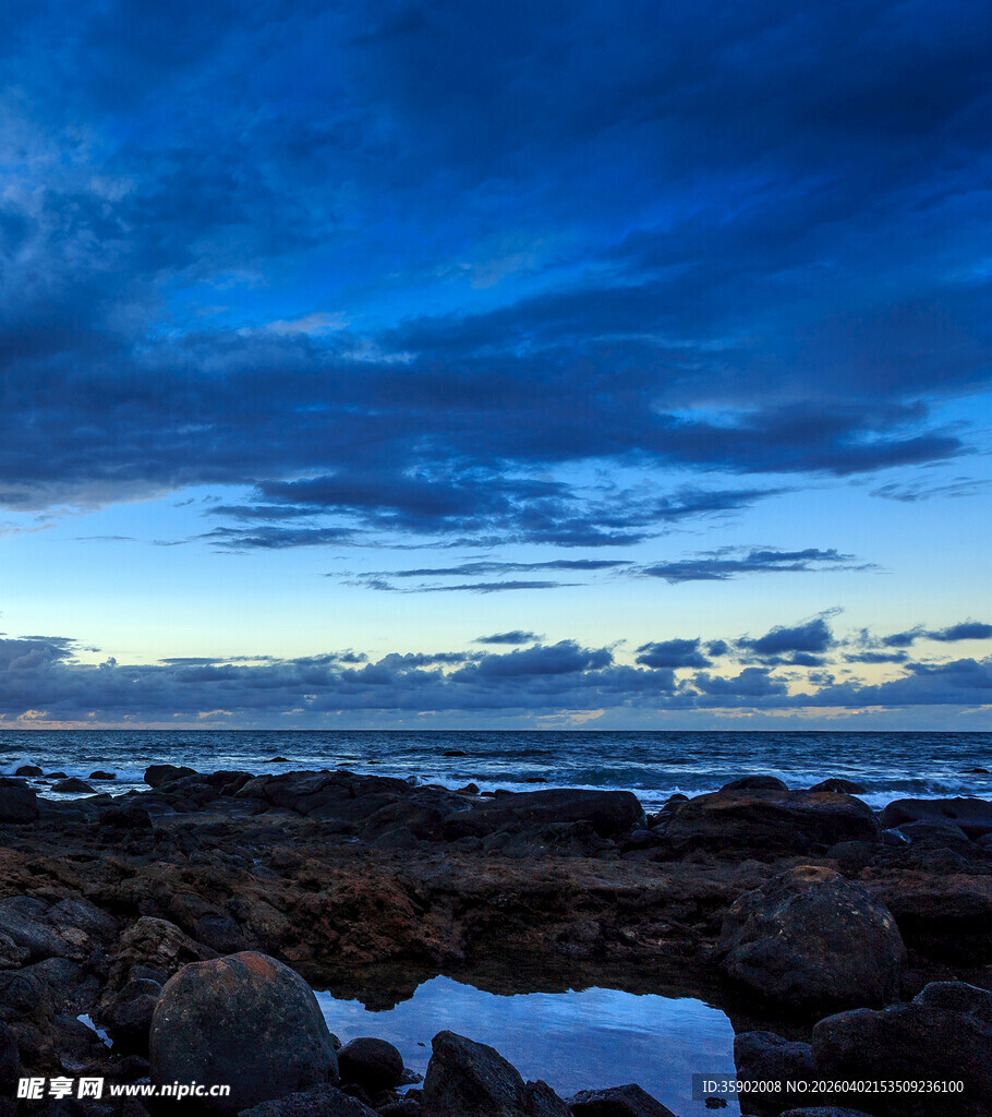 海边黄昏礁石与壮丽天空