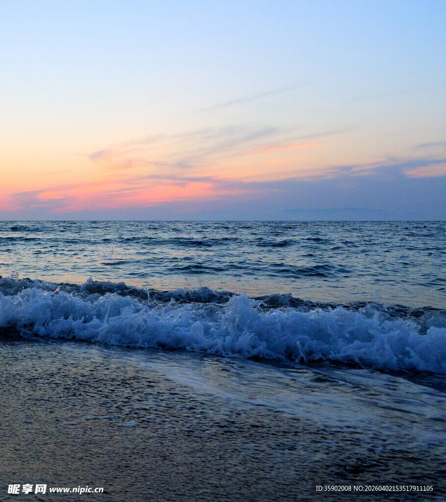 海边日落时分的海浪美景