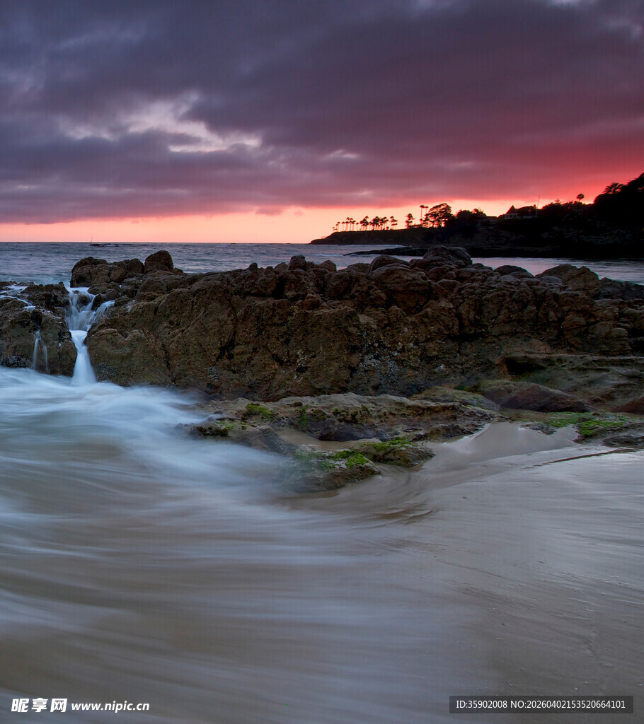 海边日落时的礁石与海浪