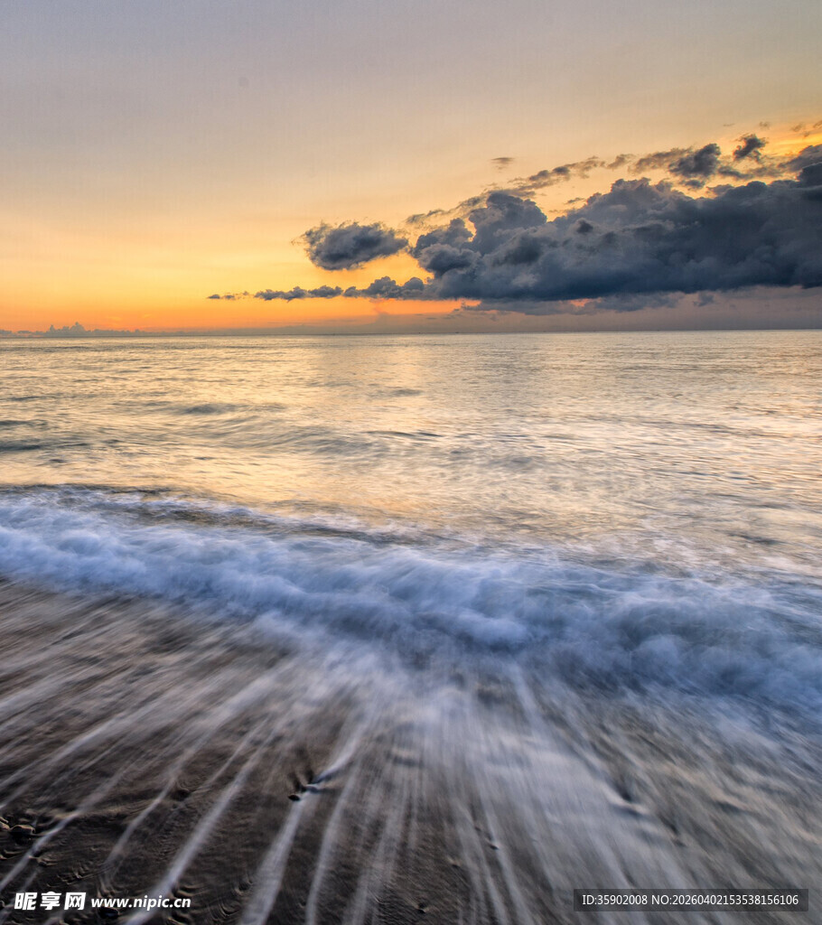 海边日落时分的海浪美景