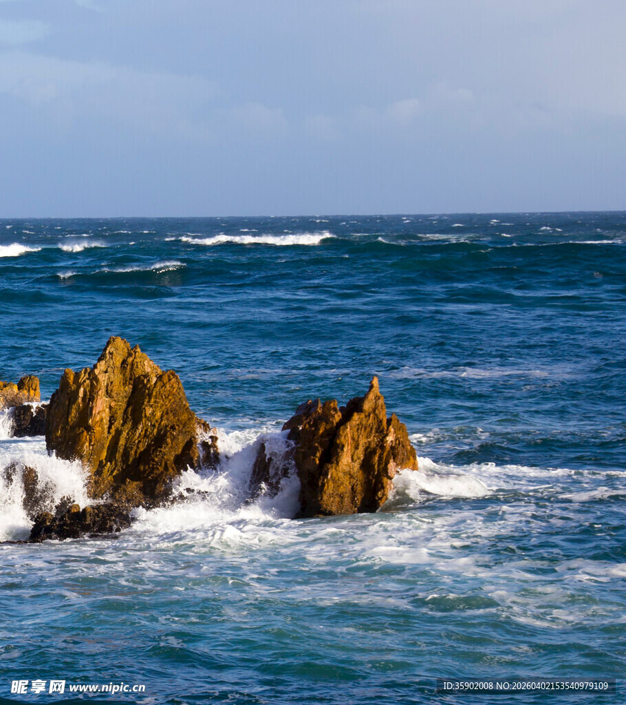海浪拍击礁石的壮阔海景