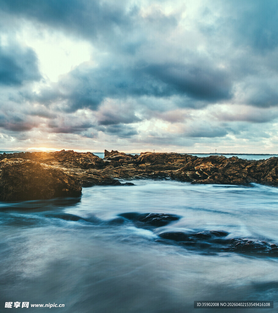 海边黄昏云浪交织美景
