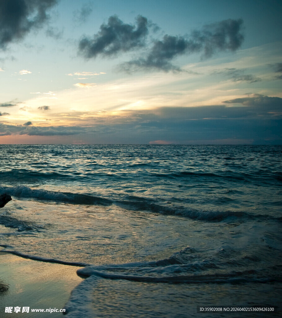 海边日落时分的海浪美景