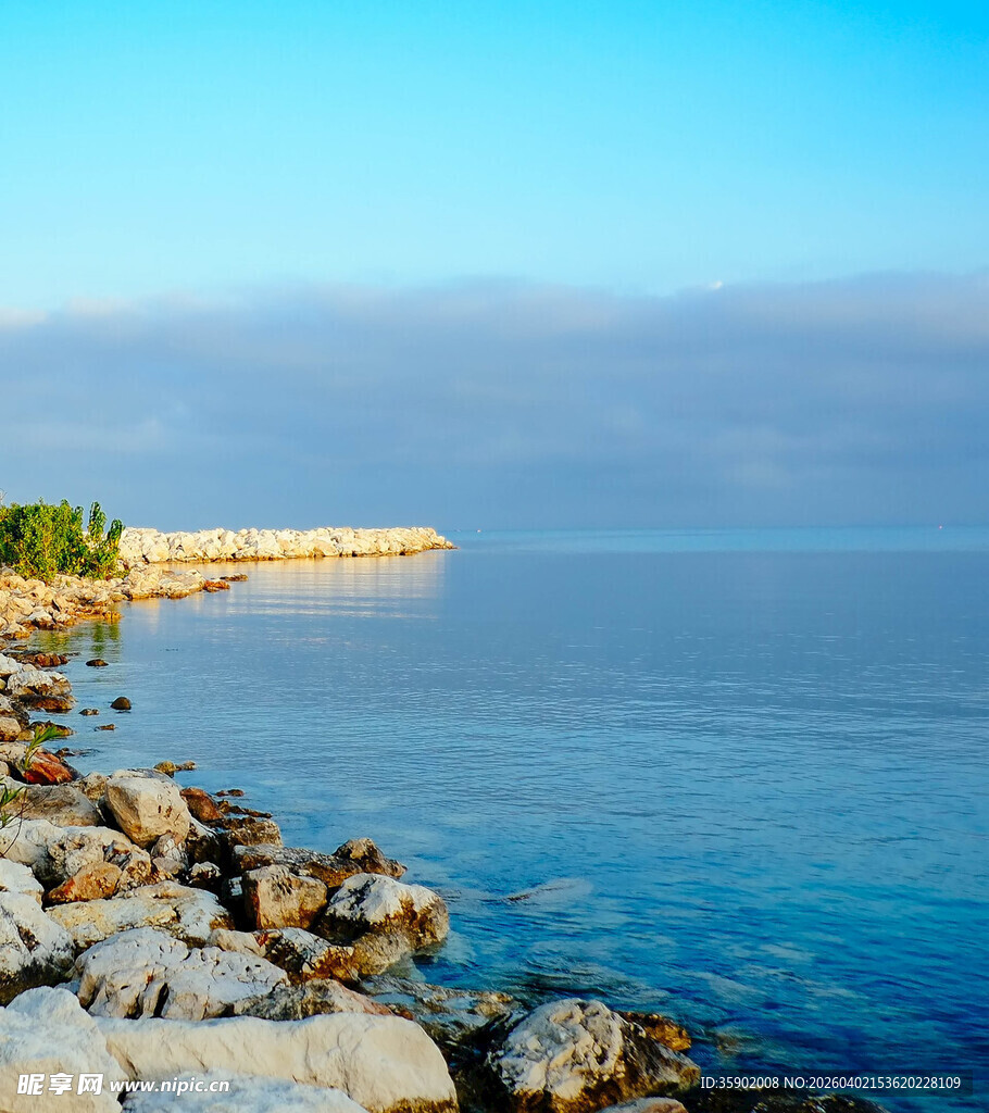 海边岩石与辽阔的蓝色海面
