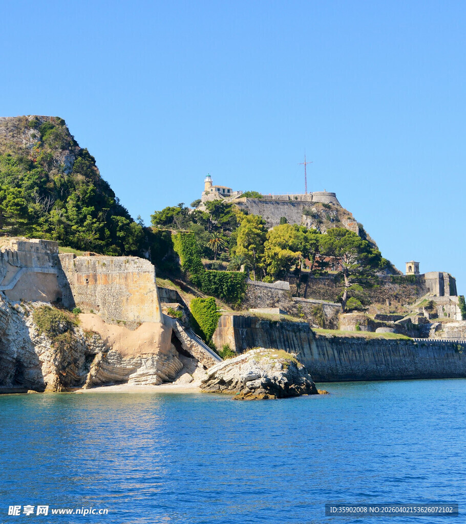 海岸边的古老城堡与风光