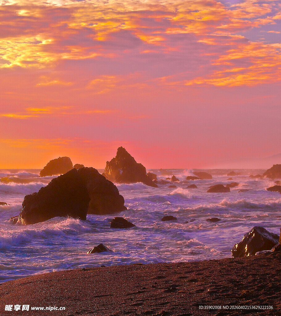 海边日落时分的壮丽景象