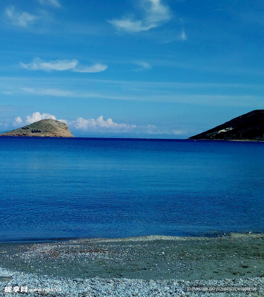 蓝色海域中的远方岛屿