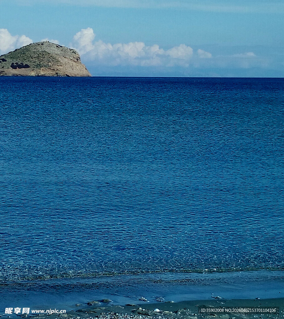 蓝色大海中的孤岛景观