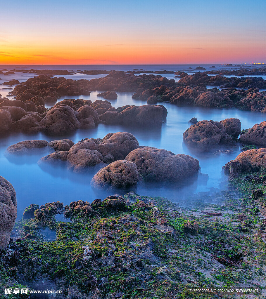 海边日落时的礁石美景