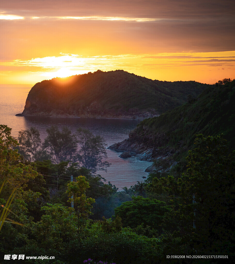日落山海间的美丽景致